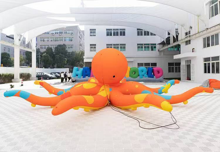 Infaltable octopus display